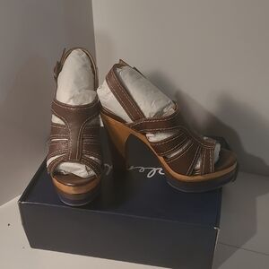 Splendid Brown Wedge Heels with Strappy Design